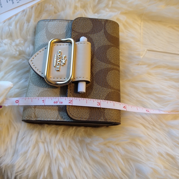 Coach Beige and Cream Signature Morgan Wallet New With Tags 🎁🎁 - Picture 9 of 15